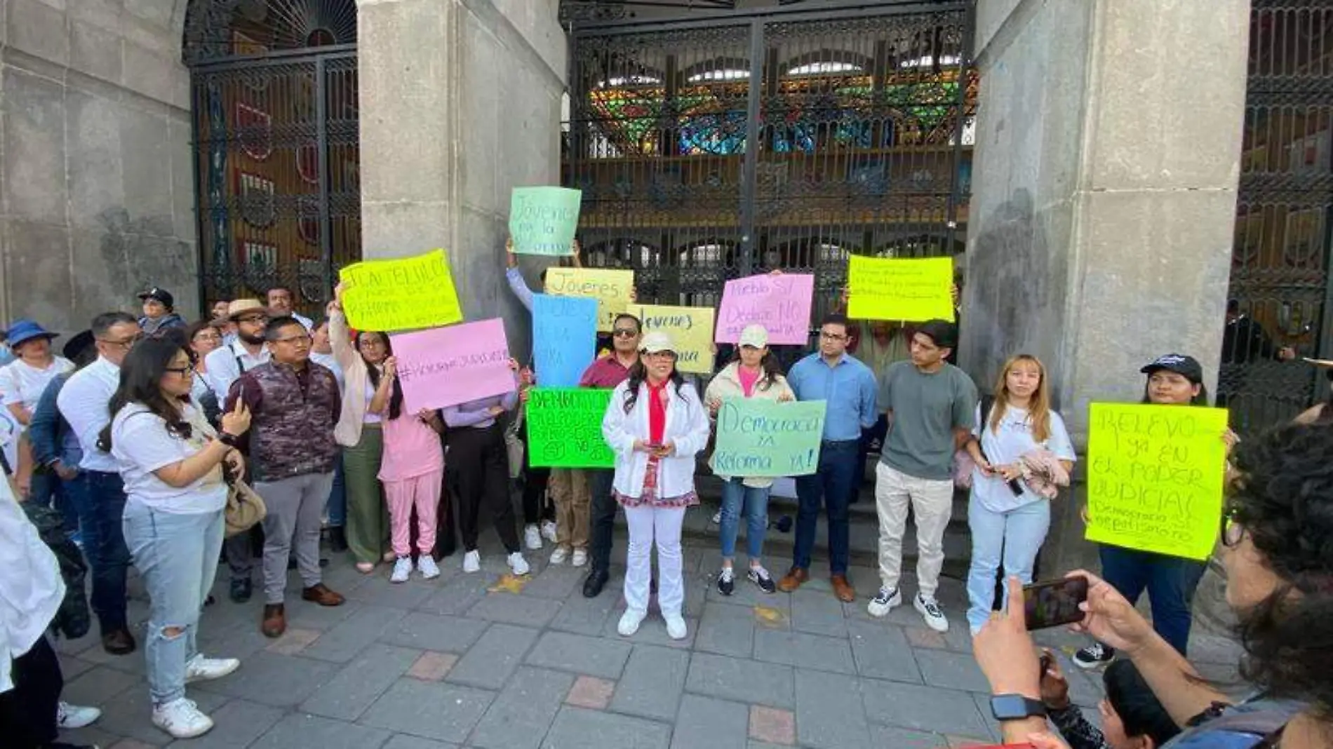 Un grupo de jóvenes marchó por las principales calles de la Capital (2)